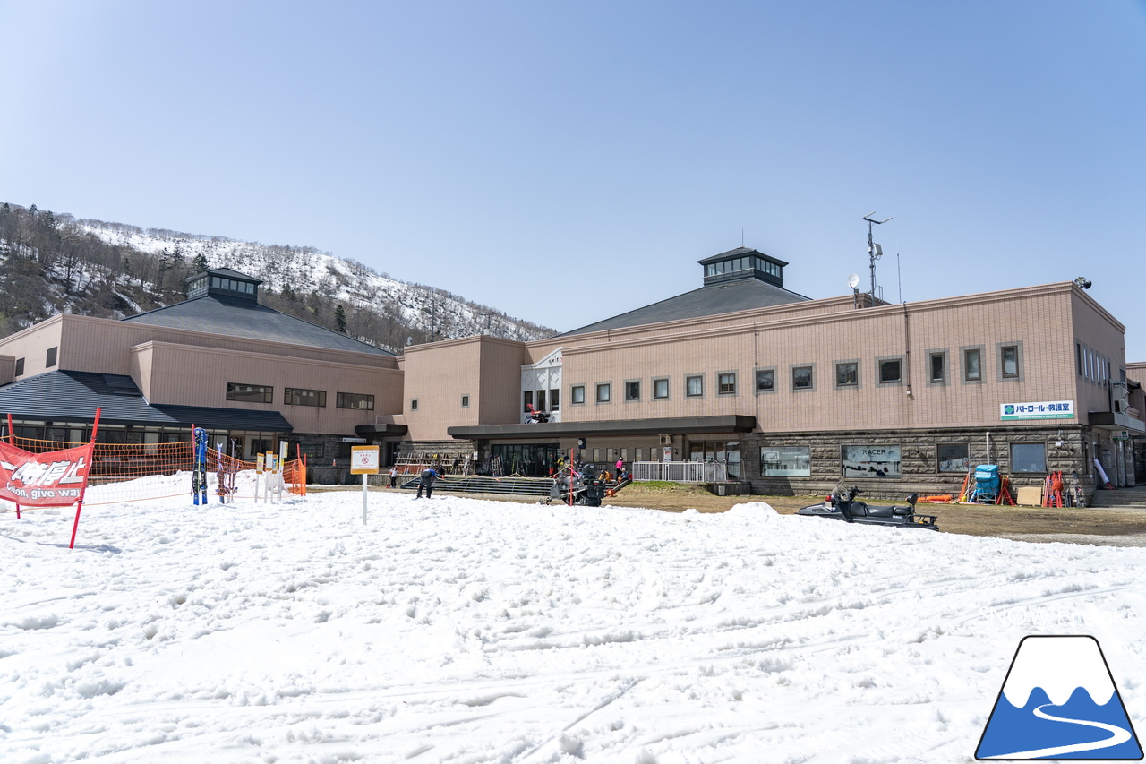 キロロリゾート｜初夏の陽気に耐えて、何とかGWまで持ってくれたキロロの雪…。さぁ、キロロゴンドラに乗って、山頂から山麓まで続く全長4,000ｍ超のロングランを楽しみましょう！